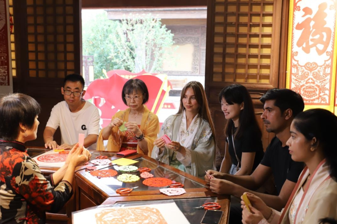 節日里的中國| 逛古城、穿漢服 品味中國傳統佳節之美